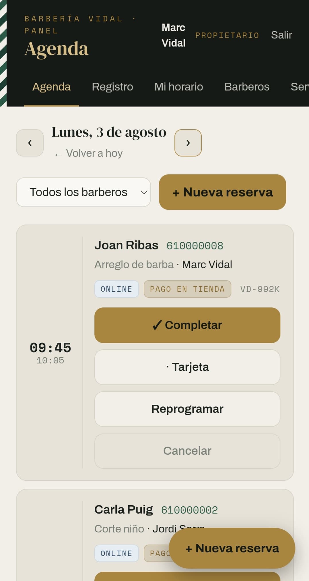 Agenda del día en el panel: las citas por hora, con el cliente, el servicio, el barbero y el botón de completar el cobro.