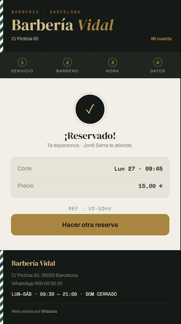 Reserva confirmada en el móvil, con el servicio, la hora y la referencia de la cita.